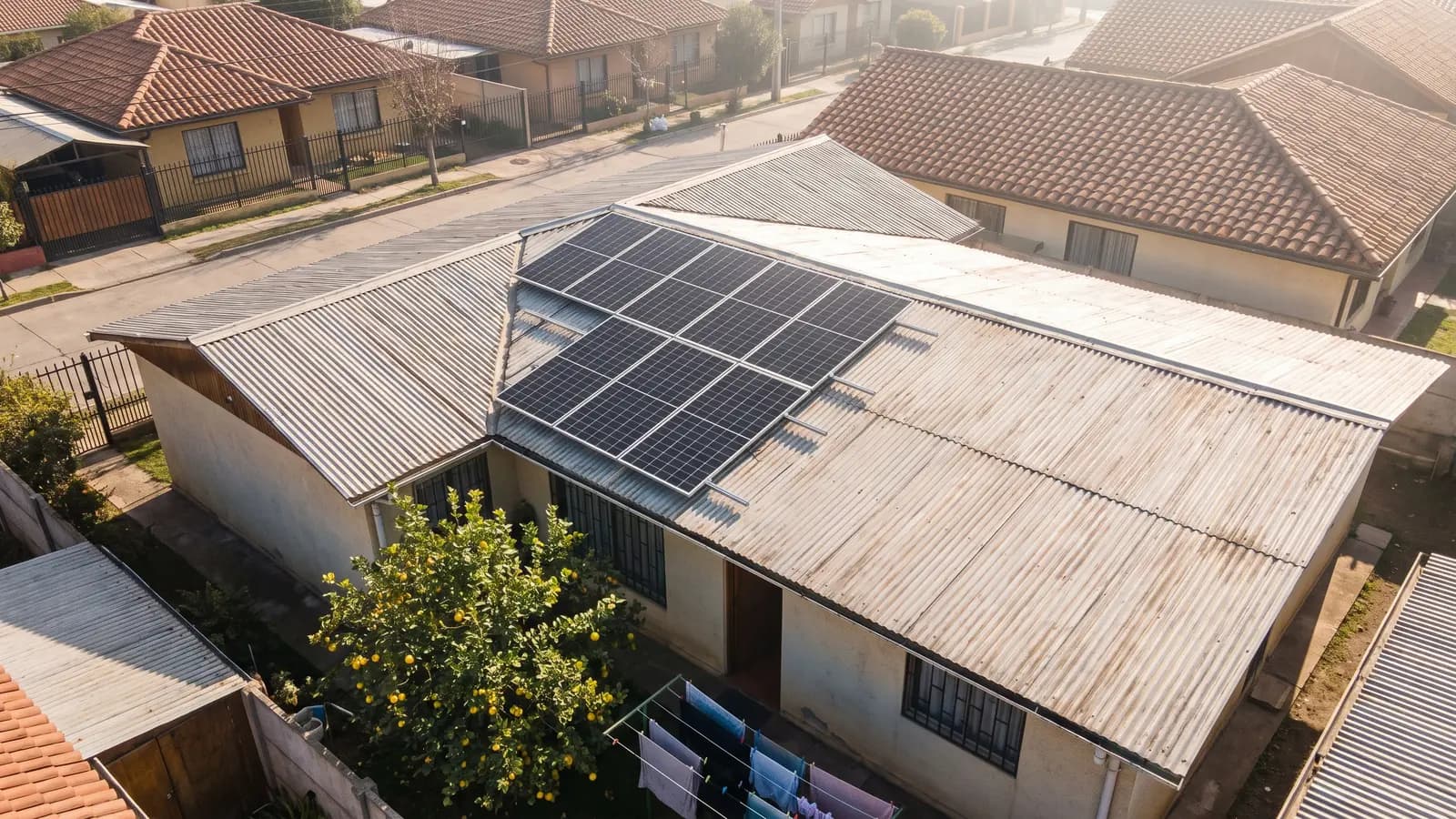 Vista aérea de una casa chilena con paneles solares y espacio libre en el techo