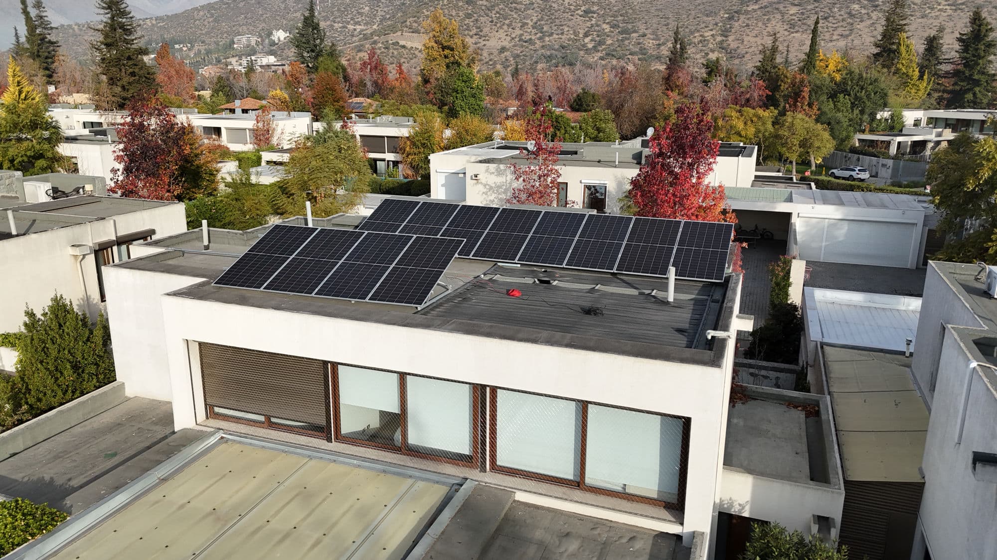 Paneles solares instalados por Lumitec en una casa de Lo Barnechea